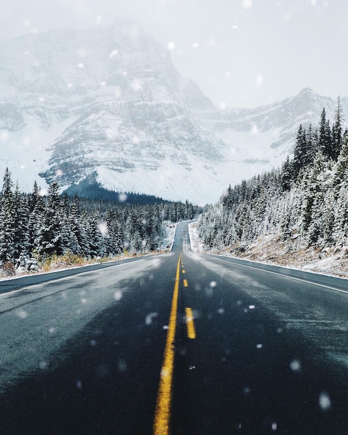 Straße durch Berge gegen den Himmel im Winter