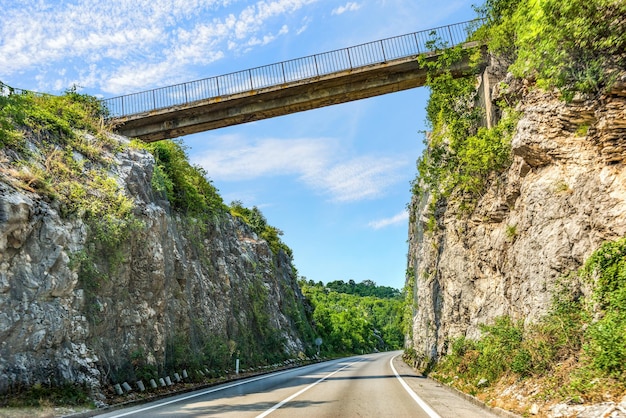 Straße durch Berge unter Verbindungsbrücke in Montenegro