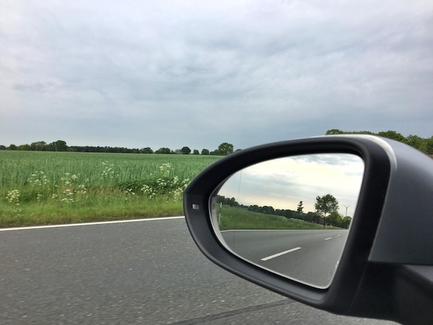 Straße durch den Seitenspiegel eines Autos