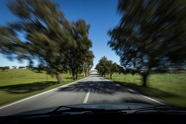 Straße durch die Windschutzscheibe eines Autos