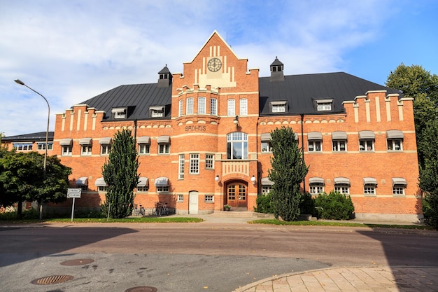 Straße durch Gebäude gegen den Himmel in der Stadt