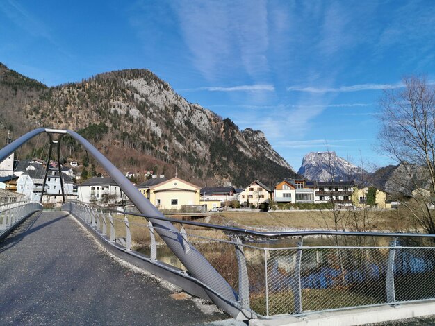 Foto straße durch gebäude und berge gegen den himmel