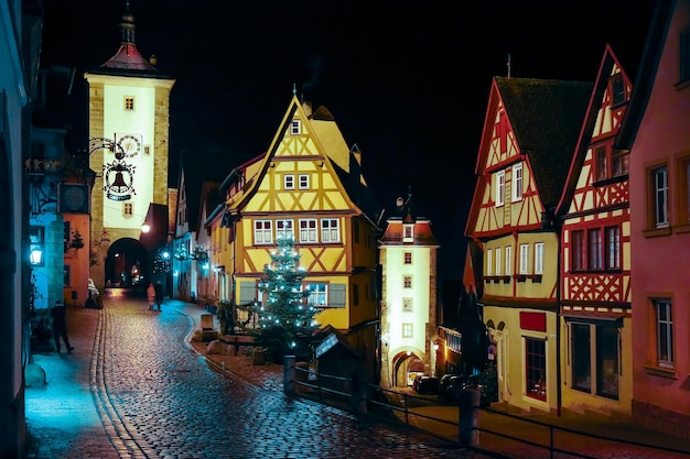 Straße für Neujahr und Weihnachtsmarkt in Rothenburg ob der Tauber Bayern Deutschland 22. Dezember 2022