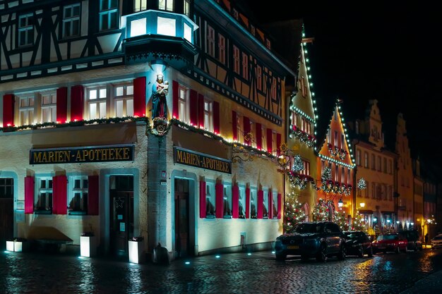 Straße für Neujahr und Weihnachtsmarkt in Rothenburg ob der Tauber Bayern Deutschland 22. Dezember 2022