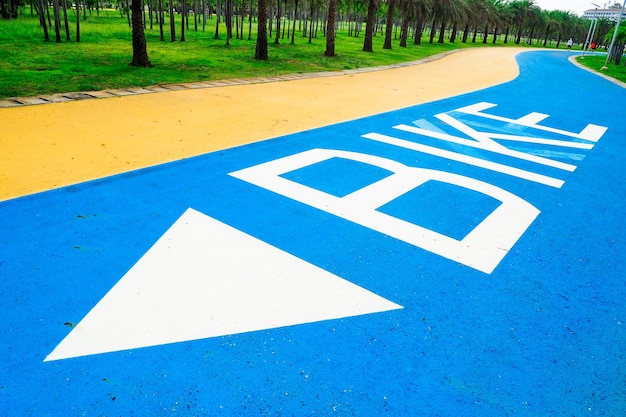 Foto straße für radfahren schöne in den parks von thailand sicheres radfahren konzept