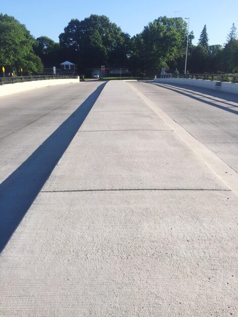 Foto straße gegen bäume an einem sonnigen tag