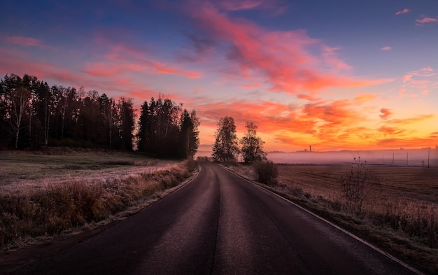 Straße gegen den Himmel beim Sonnenuntergang