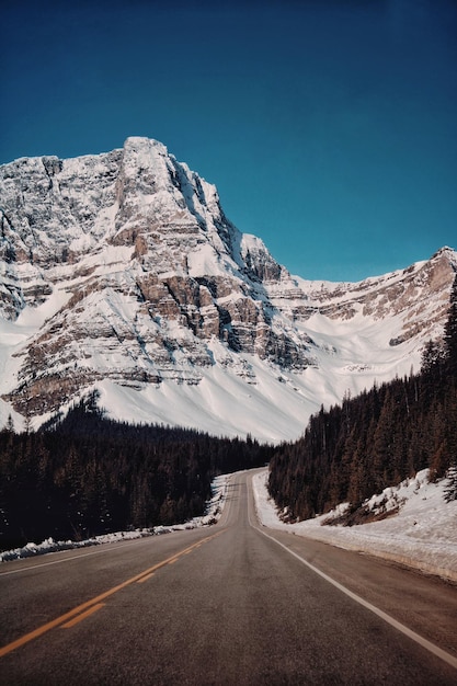 Straße gegen schneebedeckte Berge