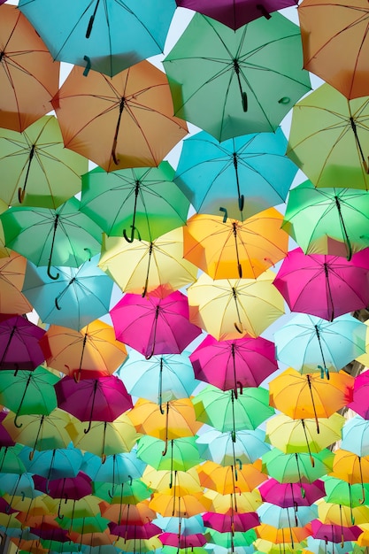 Straße geschmückt mit bunten Regenschirmen in Agueda Portugal