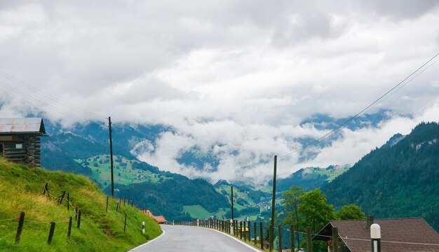 Straße im Dorf Boltigen mit Schweizer Alpen am Jaunpass pf Fribourg Kanton Schweiz.