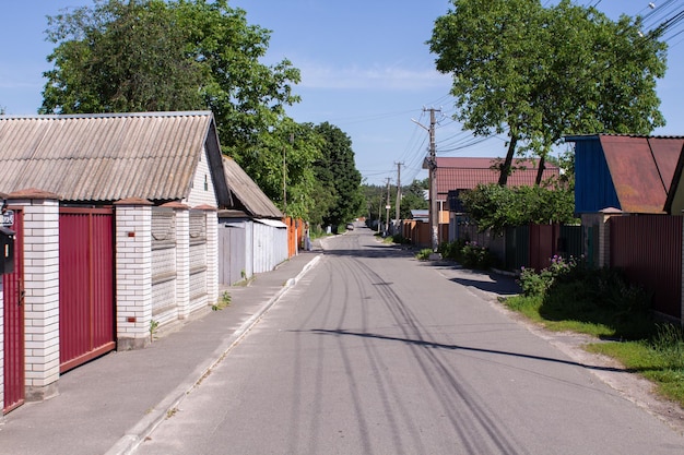 Straße im Dorf im Sommer mit blauem Himmel