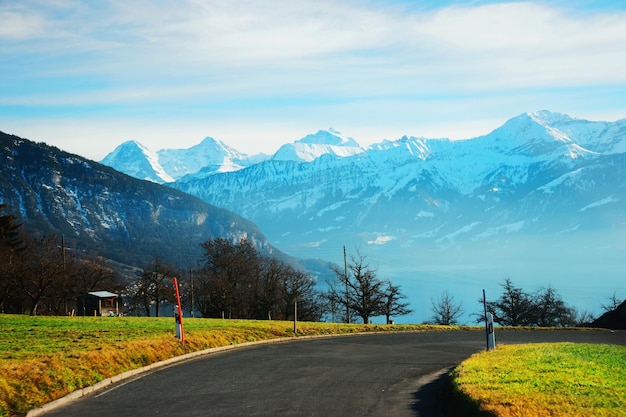 Straße im Dorf Sigrilwil vor den Schweizer Alpenbergen und dem Thuner See, Schweiz im Winter
