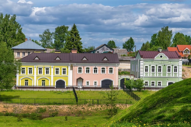 Straße im Dorf Vyatskoe in Russland