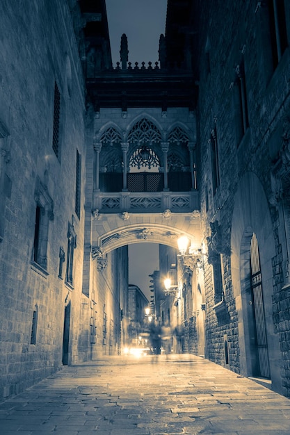 Straße im gotischen Viertel in der Nacht Barcelona Spanien