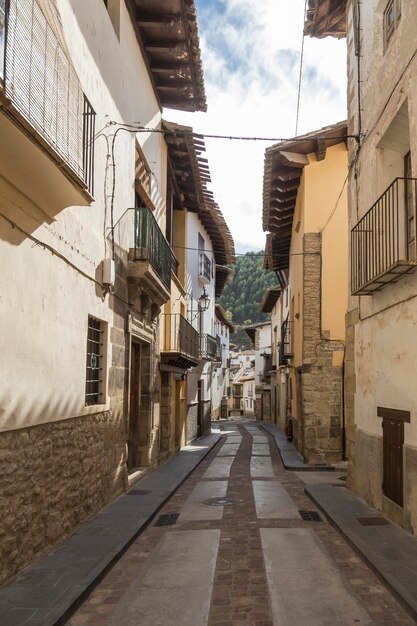 Straße im mittelalterlichen Dorf Rubielos de Mora in der Provinz Castellon Spanien