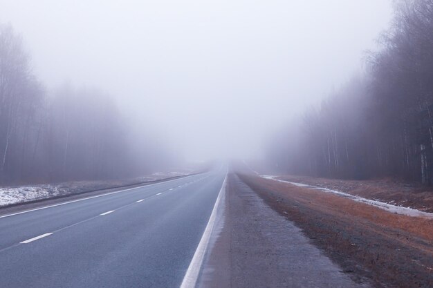 Straße im Nebelkonzept, Nebel in der Oktober-Halloween-Landschaft, Autobahn