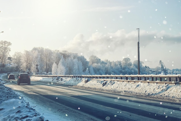 Straße im verschneiten Sturmwinter