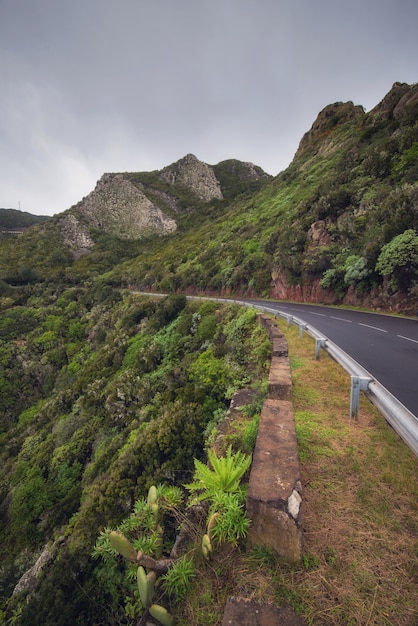 Straße in Anaga-Bergen in Teneriffa-Insel, Kanarische Inseln, Spanien.