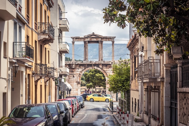 Straße in Athen mit Blick auf das antike Hadrianstor oder den Hadriansbogen Griechenlands