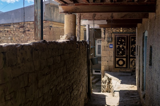 Straße in Chokh, einem alten Bergdorf in Dagestan