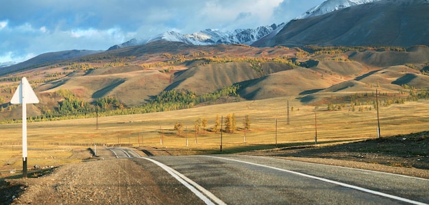 Straße in den Bergen der Altai-Herbstansicht