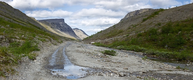 Straße in den Bergen von Khibiny, Kola-Halbinsel, Russland