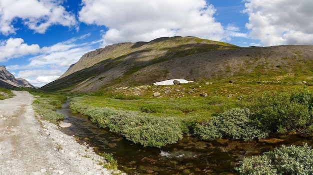 Straße in den Bergen von Khibiny, Kola-Halbinsel, Russland.