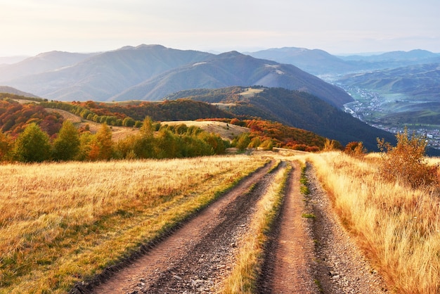 Straße in den Bergen. Wunderbare herbstliche Berglandschaft.