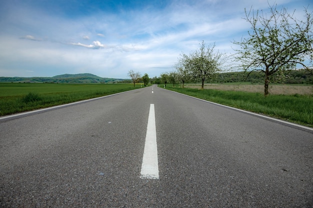 Straße in den Bergen zwischen den Feldern