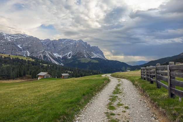 Straße in den Dolomitenalpen in Italien