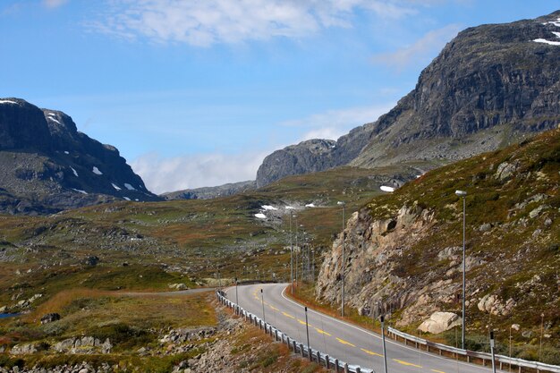 Straße in den norwegischen Bergen