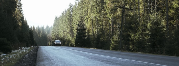 Straße in den ukrainischen Karpaten an sonnigen Tagen