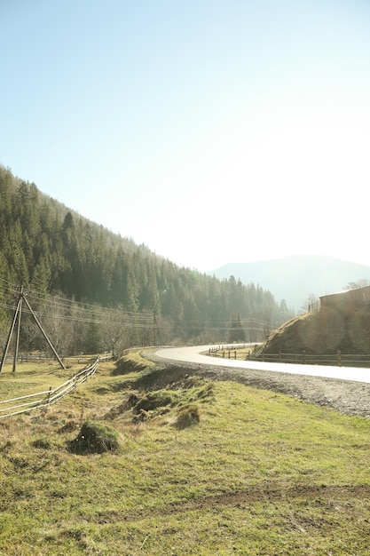 Straße in den ukrainischen Karpaten an sonnigen Tagen