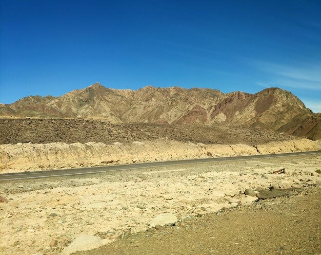 Straße in den Wüsten-Sinai-Gebirgshügeln