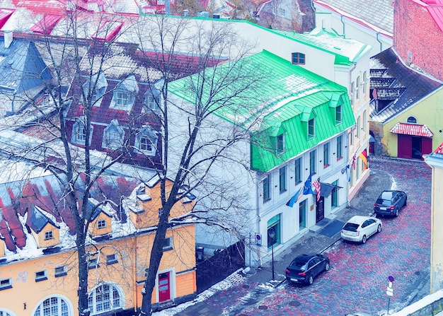 Straße in der Altstadt von Tallinn, Estland, im Winter