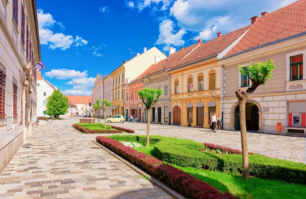 Straße in der Altstadt von Varazdin in Kroatien. Stadtbild mit Touristen in der berühmten kroatischen Stadt in Europa im Sommer