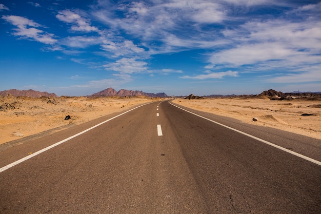 Straße in der Sahara-Wüste von Ägypten