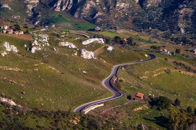 Straße in der sizilianischen Landschaft