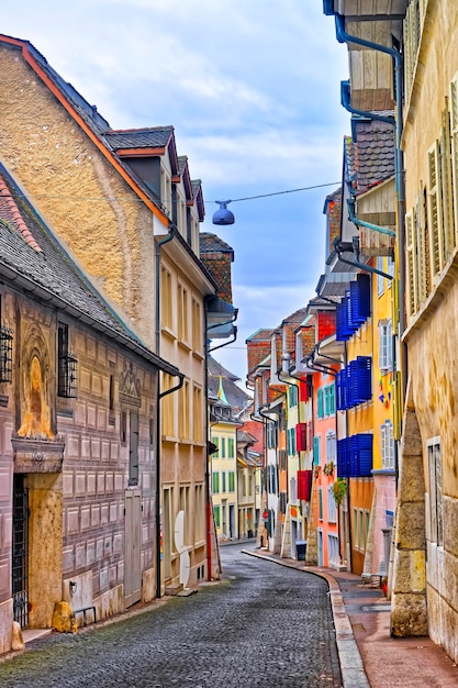 Strasse in der Solothurner Altstadt. Solothurn ist die Hauptstadt des Kantons Solothurn in der Schweiz. Es liegt am Ufer der Aare und am Fusse des Weissensteiner Jura