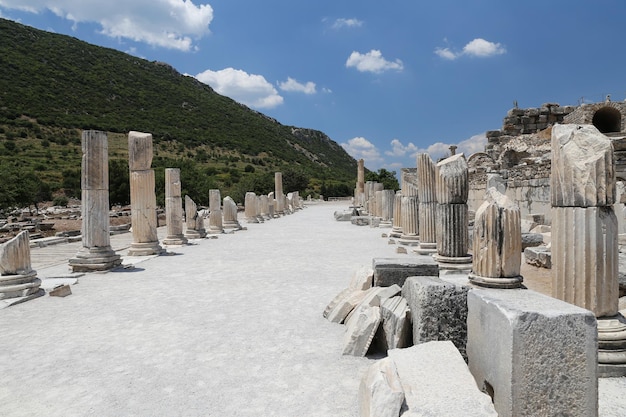 Straße in der staatlichen Agora von Ephesus