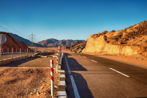 Foto straße in der wüste in ägypten autobahn autobahn durch die wüste