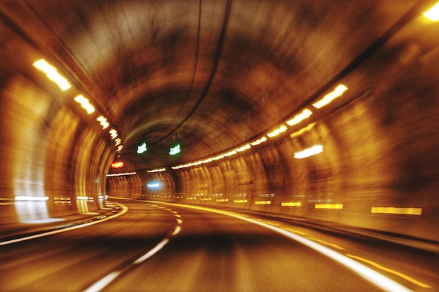 Straße in einem beleuchteten Tunnel