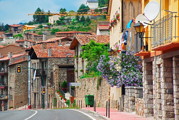 Straße in einer antiken Stadt in Spanien im Sommer