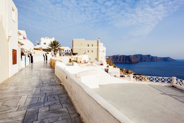 Straße in Oia. Oia oder Ia ist eine kleine Stadt in der südlichen Ägäis auf den Inseln Santorini in den Kykladen, Griechenland.