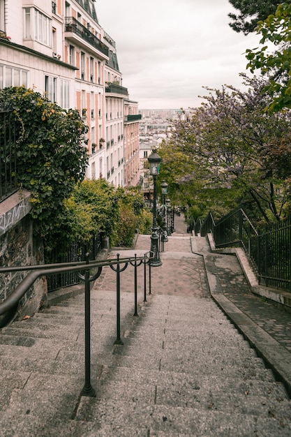 Straße in Paris in der Gegend von Montmartre