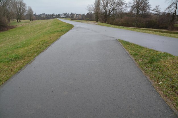 Foto straße inmitten der bäume gegen den himmel