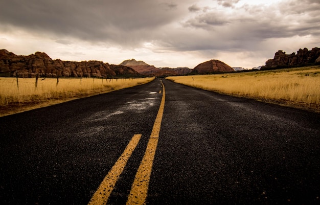 Straße inmitten der Landschaft gegen den Himmel