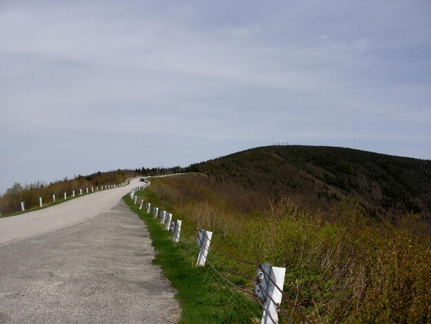 Foto straße inmitten der landschaft gegen den himmel