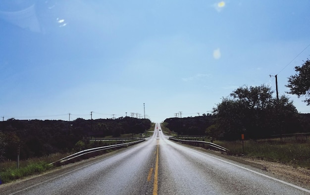 Foto straße inmitten von bäumen gegen den himmel