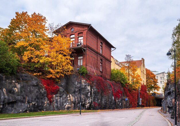 Foto straße inmitten von gebäuden gegen den himmel im herbst